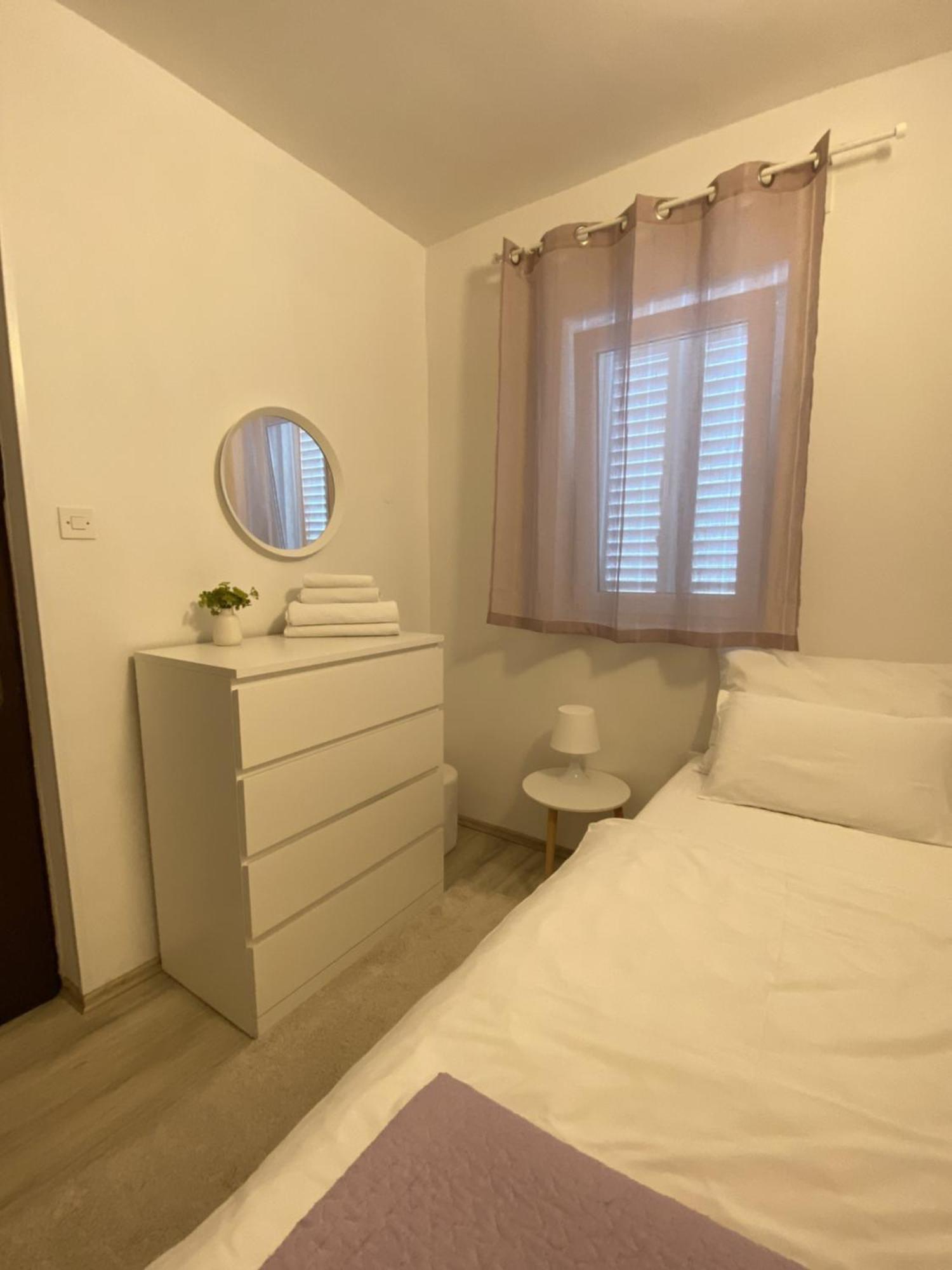 Apartments Flora 2 Banjol Ngoại thất bức ảnh